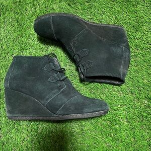 Toms 7.5 women black suede ankle wedge boots